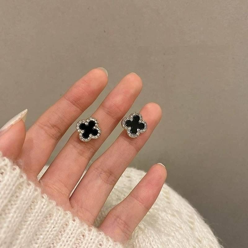 ｜Teddy Shop｜𝑺𝟗𝟐𝟓純銀 💎鑲鑽黑色四葉草耳環🎀 幸運耳環 氣質飾品 高級感黑色款-規格圖3