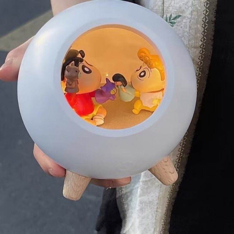 『𝑴𝒆𝒐𝒘𝑺𝑻𝑶𝑹𝑬 ✨』蠟筆小新多功能擺件公仔 聽歌 播放音樂 情侶禮物 閨蜜禮物 送禮自用都好-規格圖5