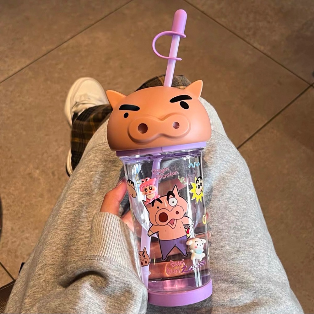 『𝑴𝒆𝒐𝒘𝑺𝑻𝑶𝑹𝑬✨』蠟筆小新水杯 蠟筆小新杯子 顏值水杯 塑膠吸管杯子✨-規格圖5