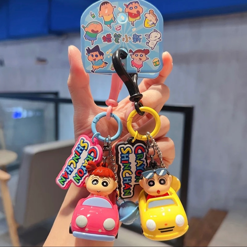 『𝑴𝒆𝒐𝒘𝑺𝑻𝑶𝑹𝑬✨』蠟筆小新車車吊飾 鑰匙圈 情侶吊飾鑰匙圈 小新 阿呆 妮妮 正南 質感超好✨-細節圖2
