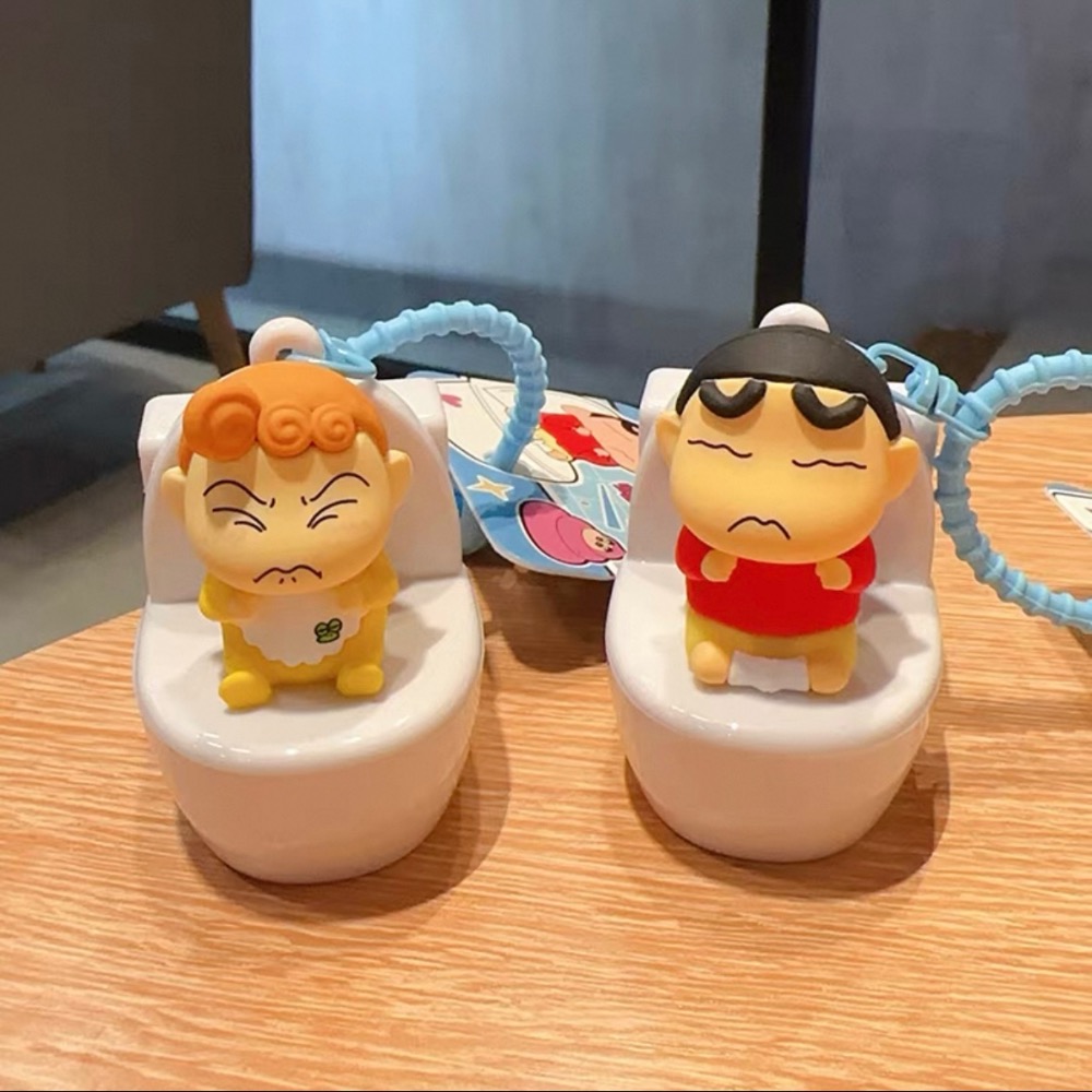 『𝑴𝒆𝒐𝒘𝑺𝑻𝑶𝑹𝑬正版聯名✨』 蠟筆小新小葵馬桶鑰匙圈吊飾 可愛吊飾鑰匙圈-細節圖2