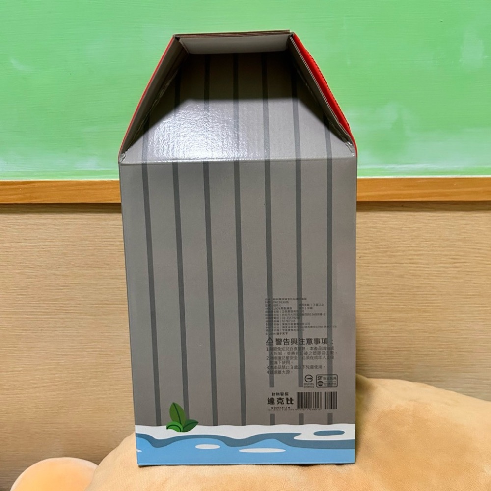 【阿皮小舖】現貨全新 達克比 警探 河濱派出所 盒裝 娃娃 玩偶 布偶 鴨嘴獸-細節圖3