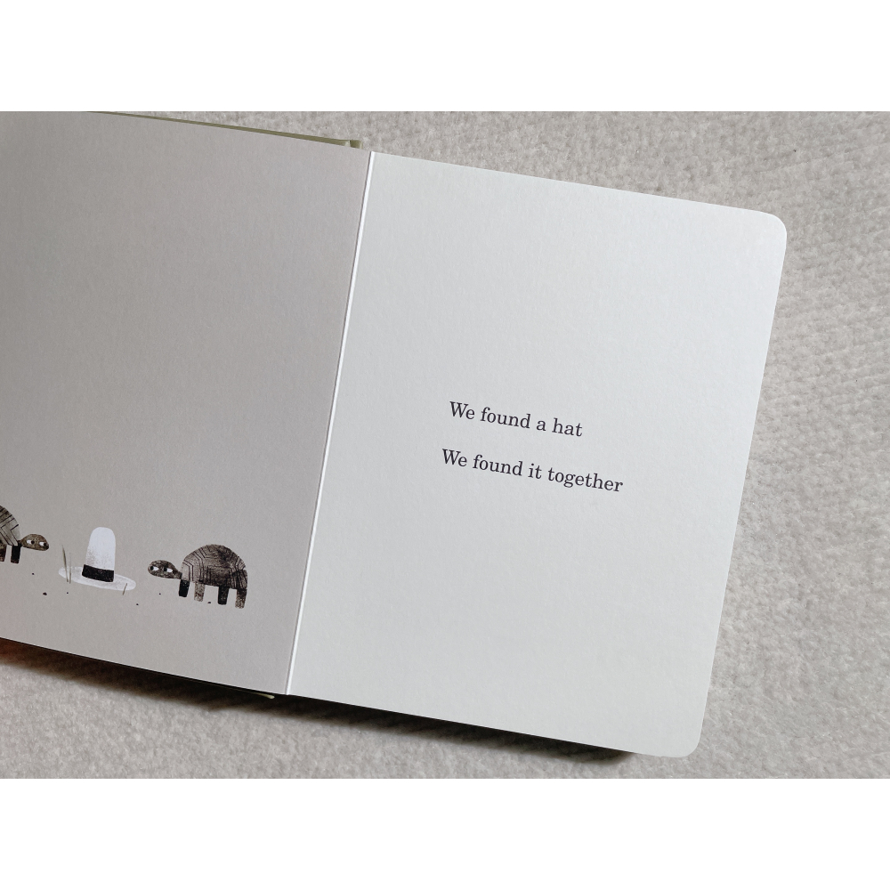 英文繪本 We Found a Hat 我們發現了一頂帽子 Jon Klassen 凱迪克金獎 硬頁書-細節圖3