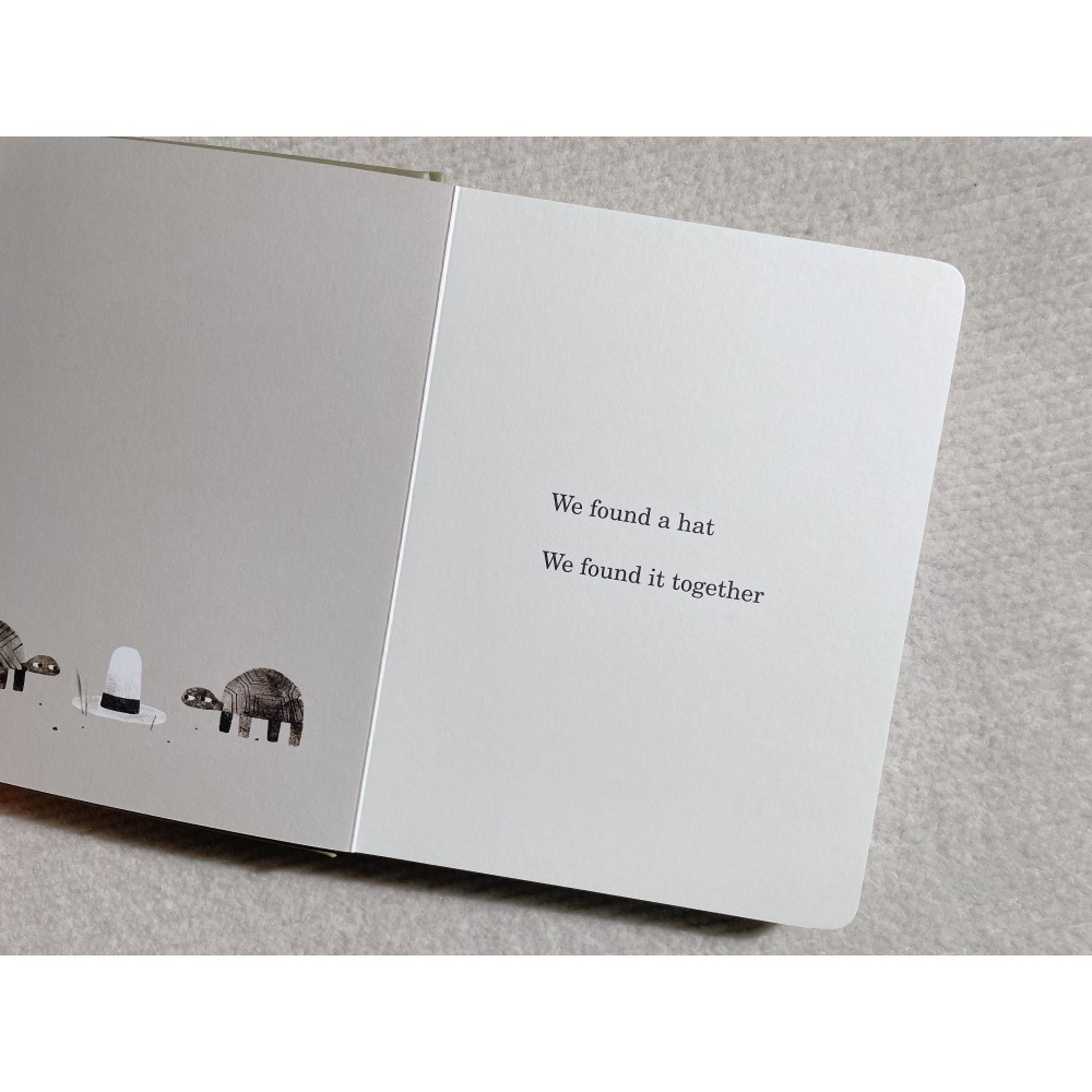 英文繪本 We Found a Hat 我們發現了一頂帽子 Jon Klassen 凱迪克金獎 硬頁書-細節圖3