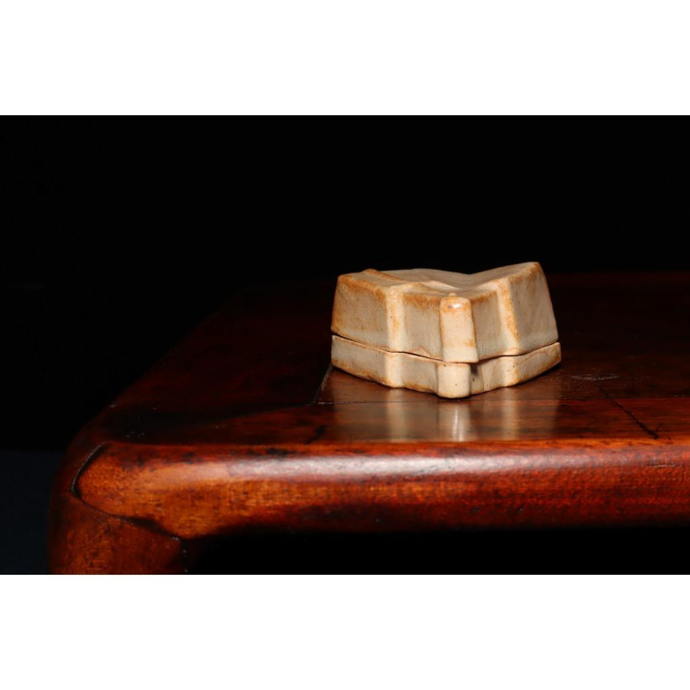 《部町》日本 松月款 萩燒扇形香盒｜抹茶 茶道具 茶道 花道 花藝 神社 京都 古董 茶碗 茶杯-細節圖3