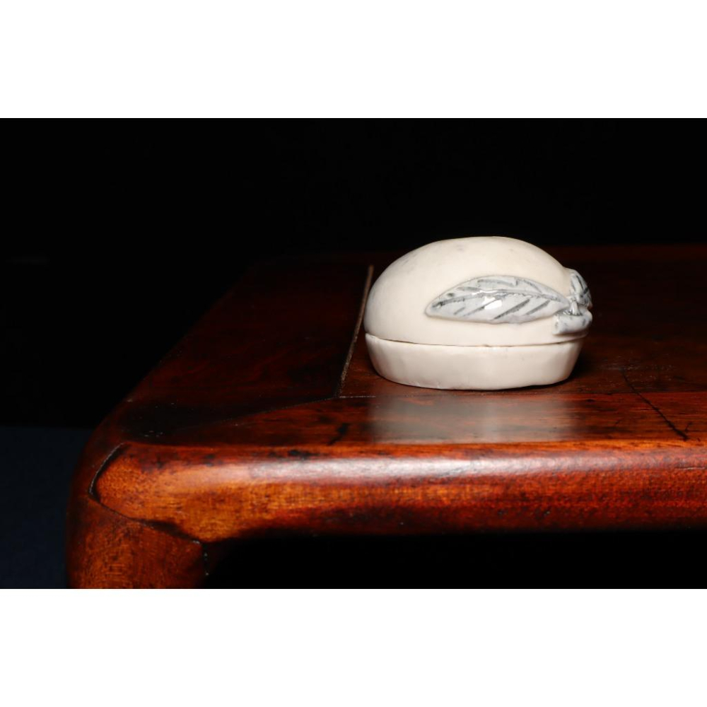 《部町》日本 白瓷青花繪蟠桃香盒｜抹茶 茶道具 茶道 花道 花藝 神社 京都 古董 茶碗 茶杯-細節圖3