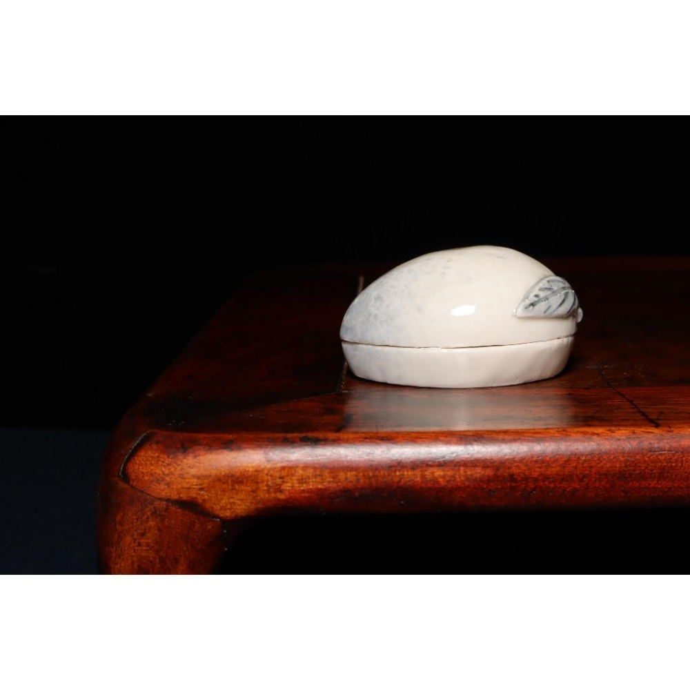 《部町》日本 白瓷青花繪蟠桃香盒｜抹茶 茶道具 茶道 花道 花藝 神社 京都 古董 茶碗 茶杯-細節圖4