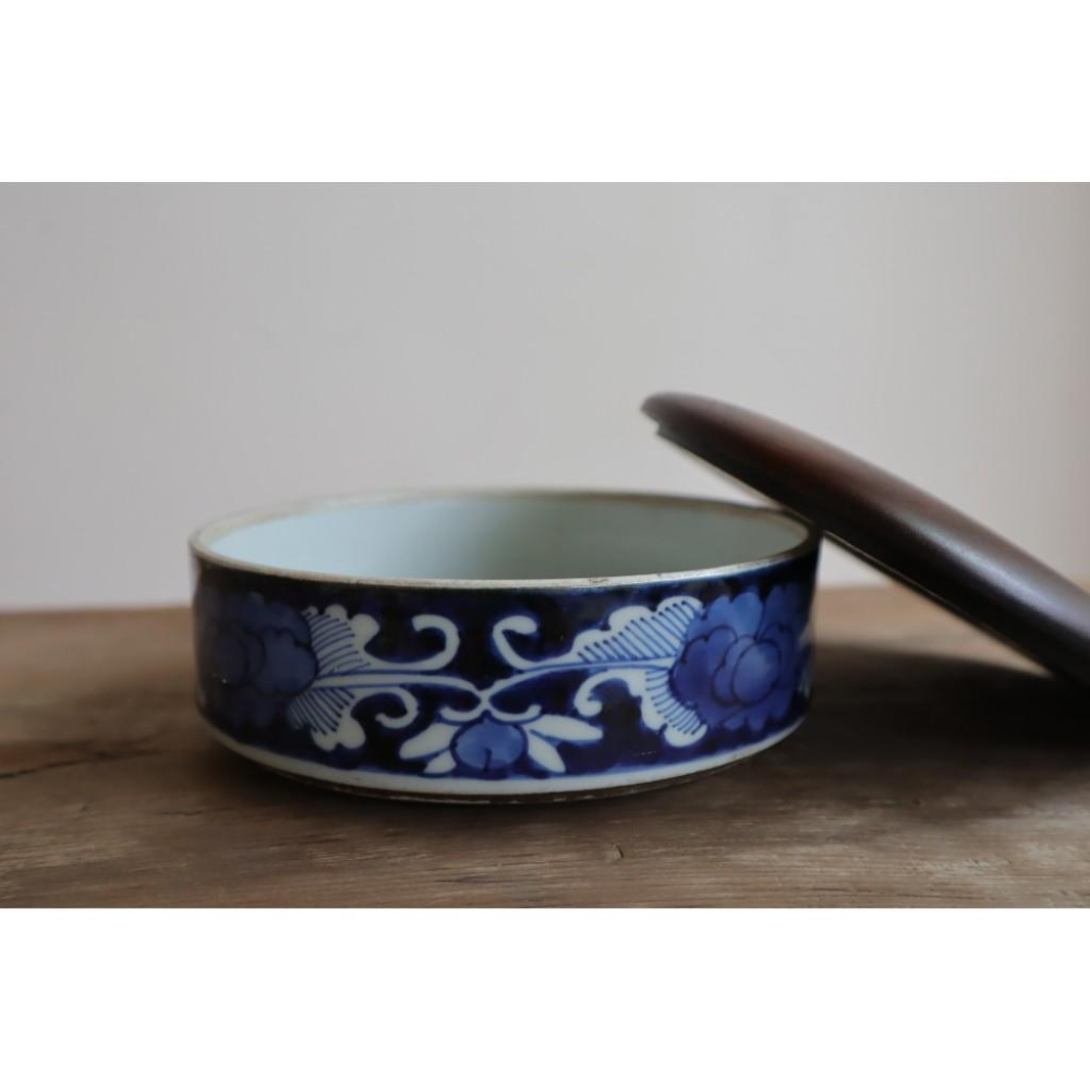 《部町》日本 古伊萬里蓮紋瓷蓋盒 菓子盒 含手雕胡桃木蓋 ｜抹茶 茶道具 茶道 花道 花藝 神社 茶碗 茶葉 普洱茶-細節圖3