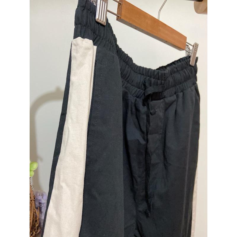 出清！！原價貴！男款 美國品牌潮牌 黑色棉質設計休閒褲運動褲 側邊米白色拼接撞色 下擺鈕釦設計排釦褲 長褲 hiphop-細節圖3