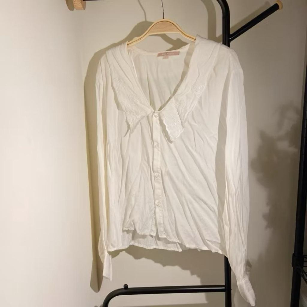 ｜上衣｜二手 北歐品牌  白色藍色柔軟清新刺繡娃娃領上衣 翻領襯衫內搭 原價近2500 soft rebels-細節圖3