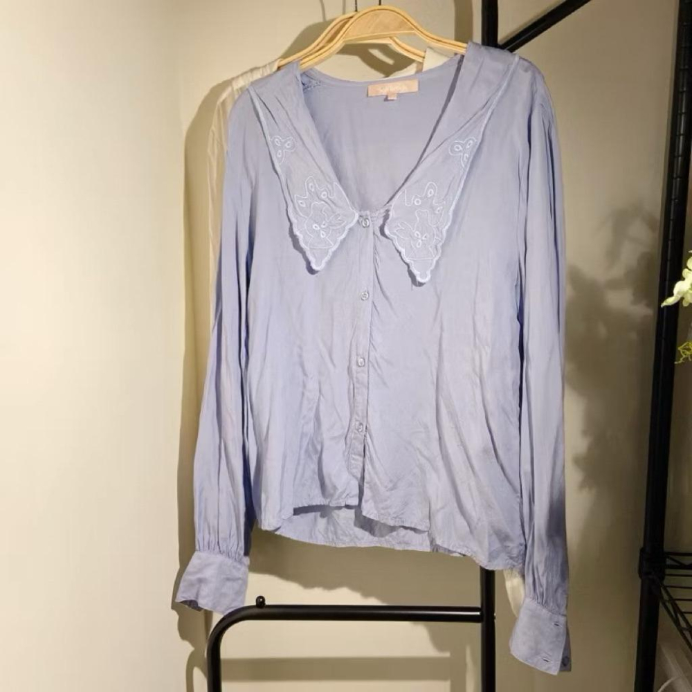 ｜上衣｜二手 北歐品牌  白色藍色柔軟清新刺繡娃娃領上衣 翻領襯衫內搭 原價近2500 soft rebels-細節圖4