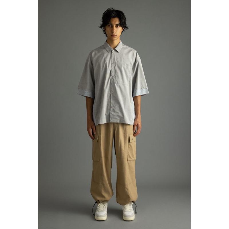 ｜上衣｜日本品牌 STYLEMIXER 灰色拼接設計條紋短袖寬鬆襯衫 簡約男士前排釦層次感 可當外搭夾克搭配 松本男款-細節圖4