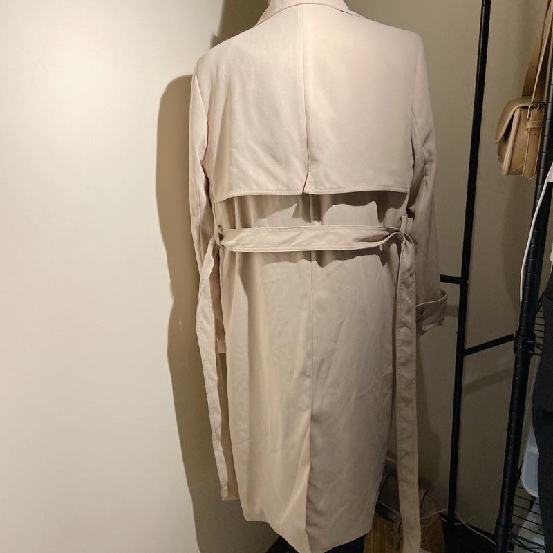 ｜風衣外套｜正韓  米杏色長款西裝領風衣外套 有腰帶 挺版修身 東區小店購入 買近2500 韓貨 通勤休閒約會-細節圖6