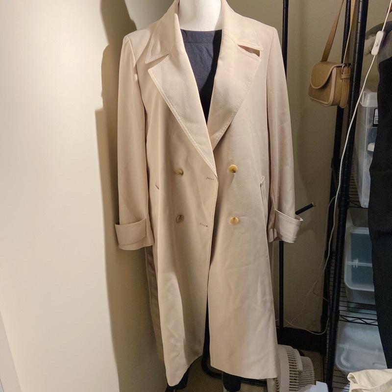 ｜風衣外套｜正韓  米杏色長款西裝領風衣外套 有腰帶 挺版修身 東區小店購入 買近2500 韓貨 通勤休閒約會-細節圖9