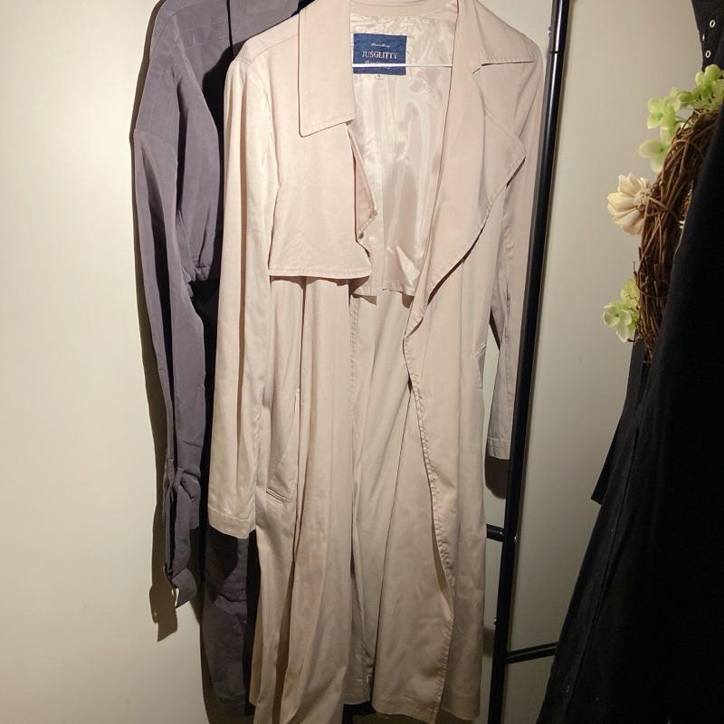 ｜外套｜二手 日本名媛貴婦品牌 JUSGLITTY 日本貴牌米杏色風衣外套 修身好看 2號 日本製 已送乾洗 開襟-細節圖2