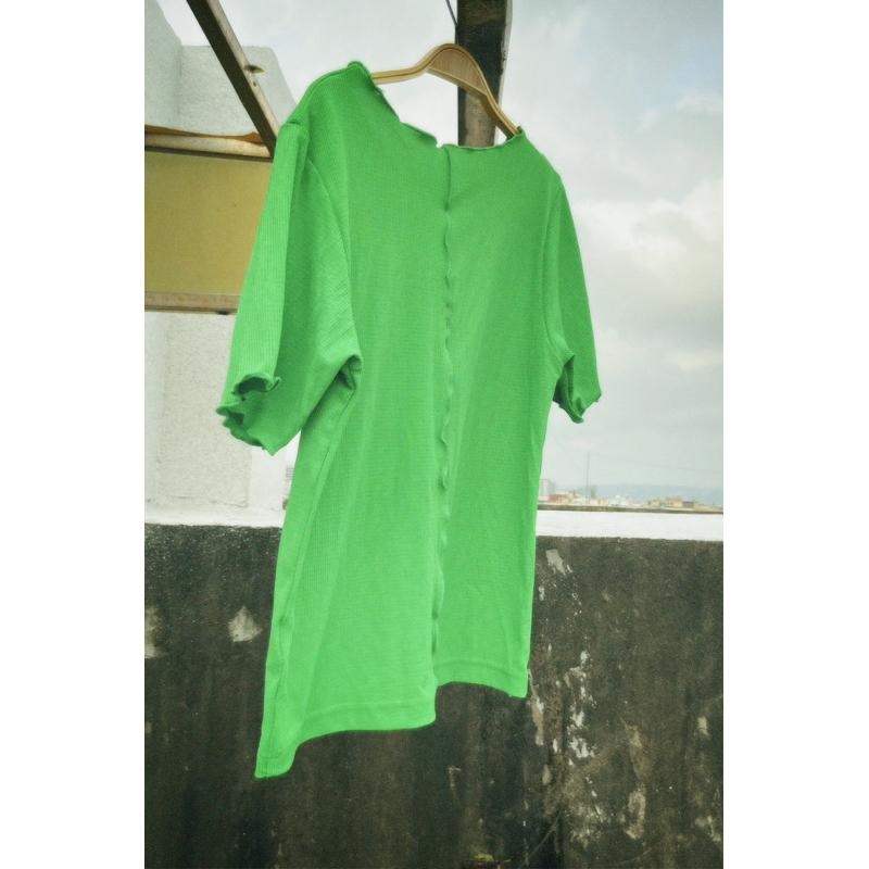 ｜上衣｜日本品牌 ehka sopo 綠色/白色 低調閃亮捲邊短袖上衣 可當內搭 柔美剪裁 可甜可酷-細節圖8