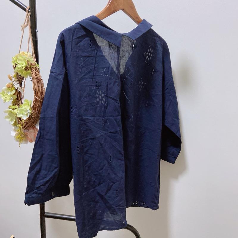 ｜上衣｜日本日牌 Grove 氣質藏藍色刺繡鏤空短袖蕾絲棉襯衫 七分袖長袖上衣 精緻縷空鏤空開衫外搭渡假 休閒辦公室工作-細節圖5