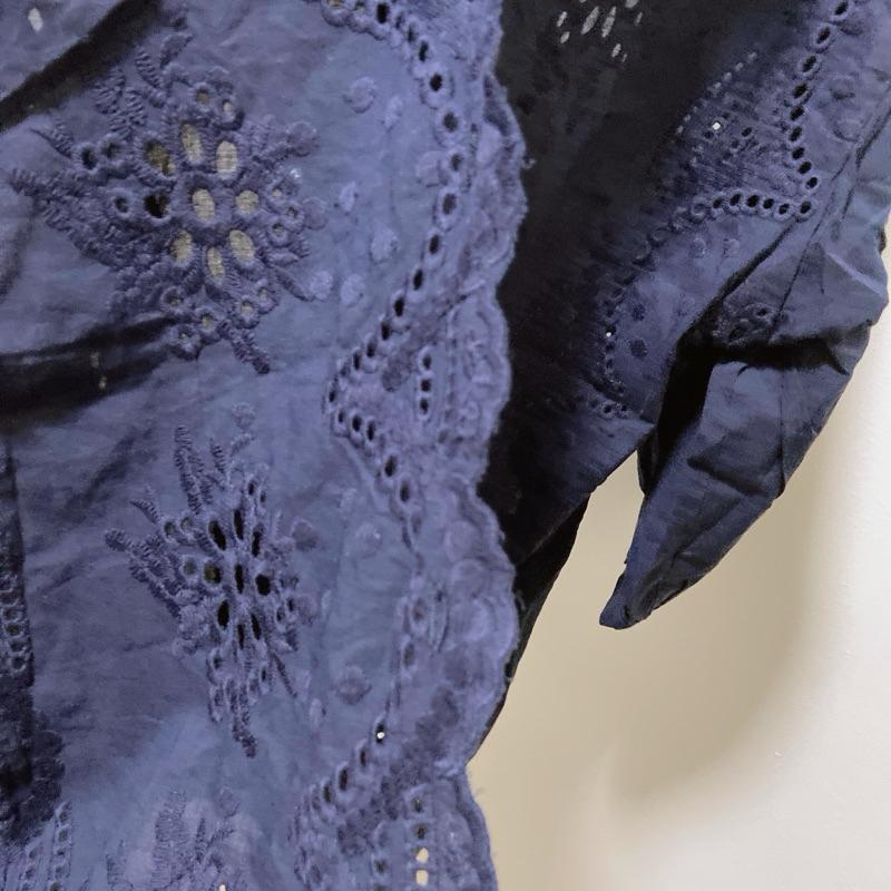 ｜上衣｜日本日牌 Grove 氣質藏藍色刺繡鏤空短袖蕾絲棉襯衫 七分袖長袖上衣 精緻縷空鏤空開衫外搭渡假 休閒辦公室工作-細節圖7