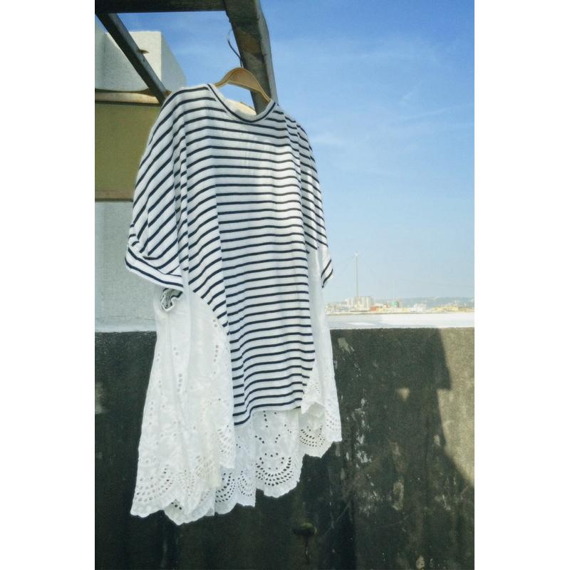 ｜上衣｜日本白色藍條紋蕾絲拼接上衣 兩側及背部全棉刺繡縷空設計 F碼二手美品 夏日必備-細節圖2