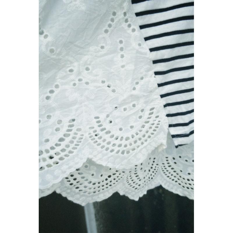 ｜上衣｜日本白色藍條紋蕾絲拼接上衣 兩側及背部全棉刺繡縷空設計 F碼二手美品 夏日必備-細節圖3