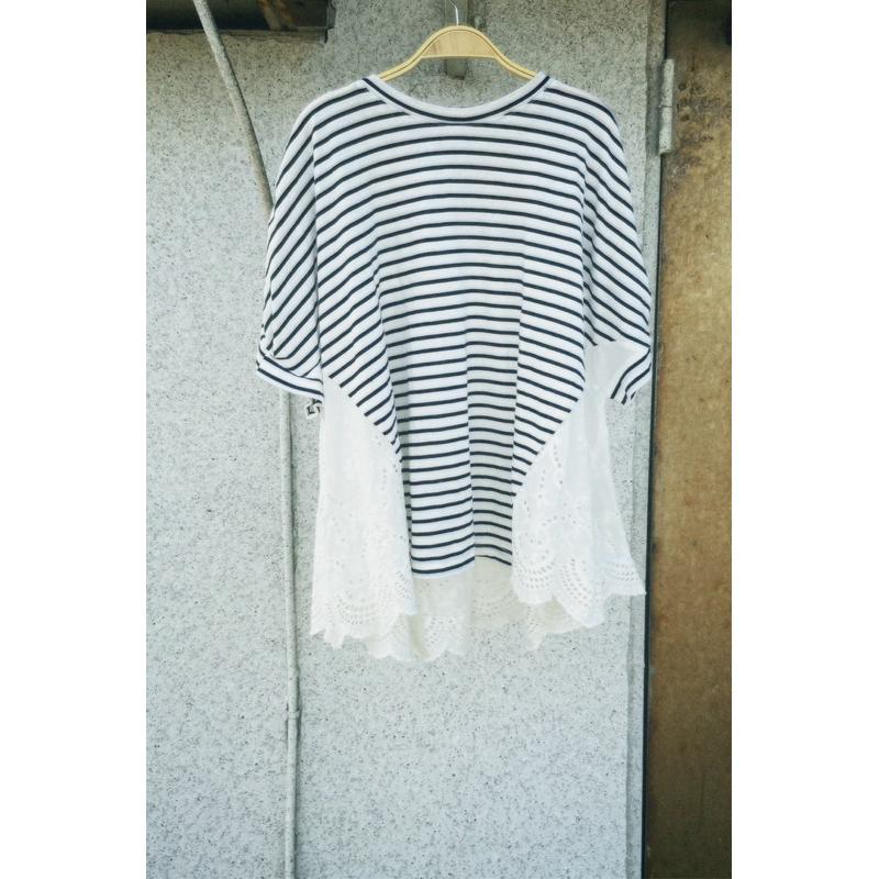 ｜上衣｜日本白色藍條紋蕾絲拼接上衣 兩側及背部全棉刺繡縷空設計 F碼二手美品 夏日必備-細節圖4