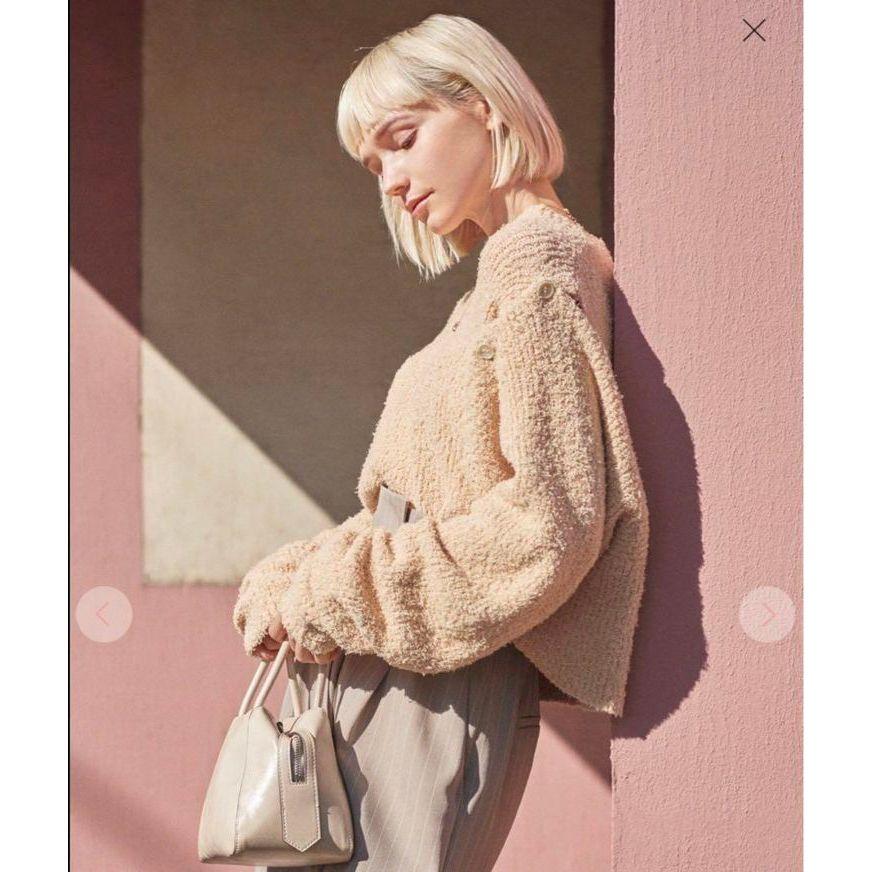 ｜針織｜COCO DEAL 日本貴牌 米色杏色棉質羽毛針織 紐扣開袖針織衫 短款針織毛衣 露肩設計 透膚小性感 橙米色-細節圖4