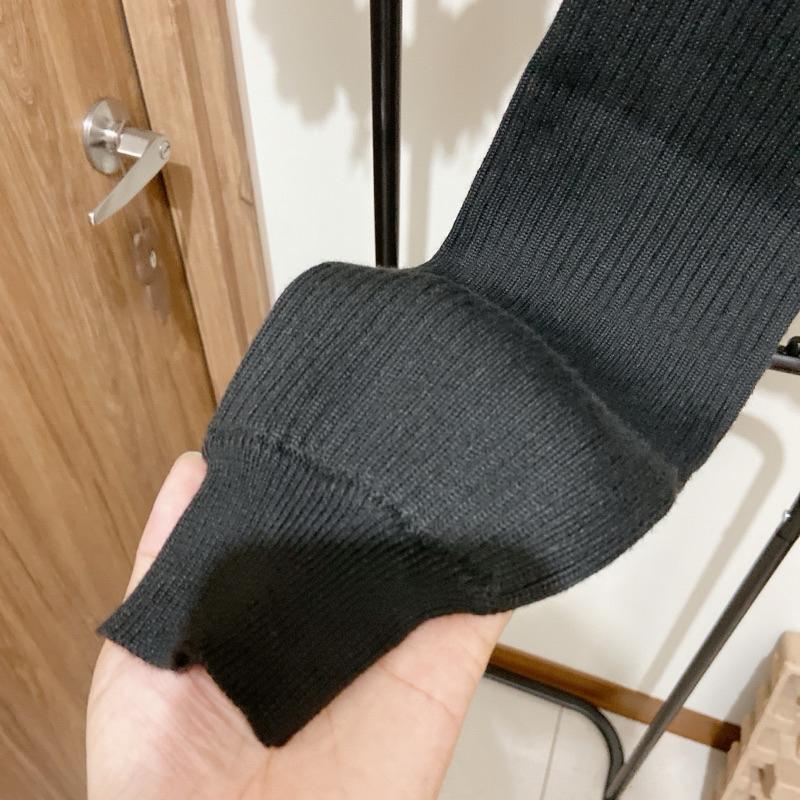 ｜針織｜AZUL BY MOUSSY 日本品牌 半高領黑色針織設計感上衣 毛衣 純色極簡豎條 老錢風高級感 有腰身-細節圖2