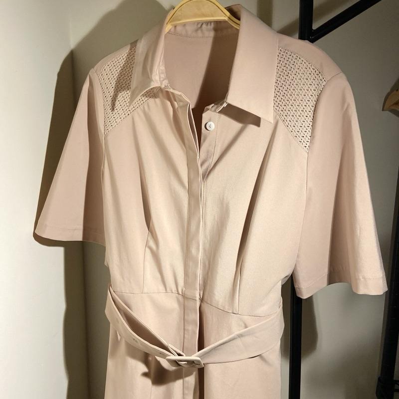 ｜洋裝｜設計師品牌 卡其色質感洋裝 西裝翻領襯衫式連身裙 隱藏排扣腰帶洋裝 短袖休閒-細節圖2