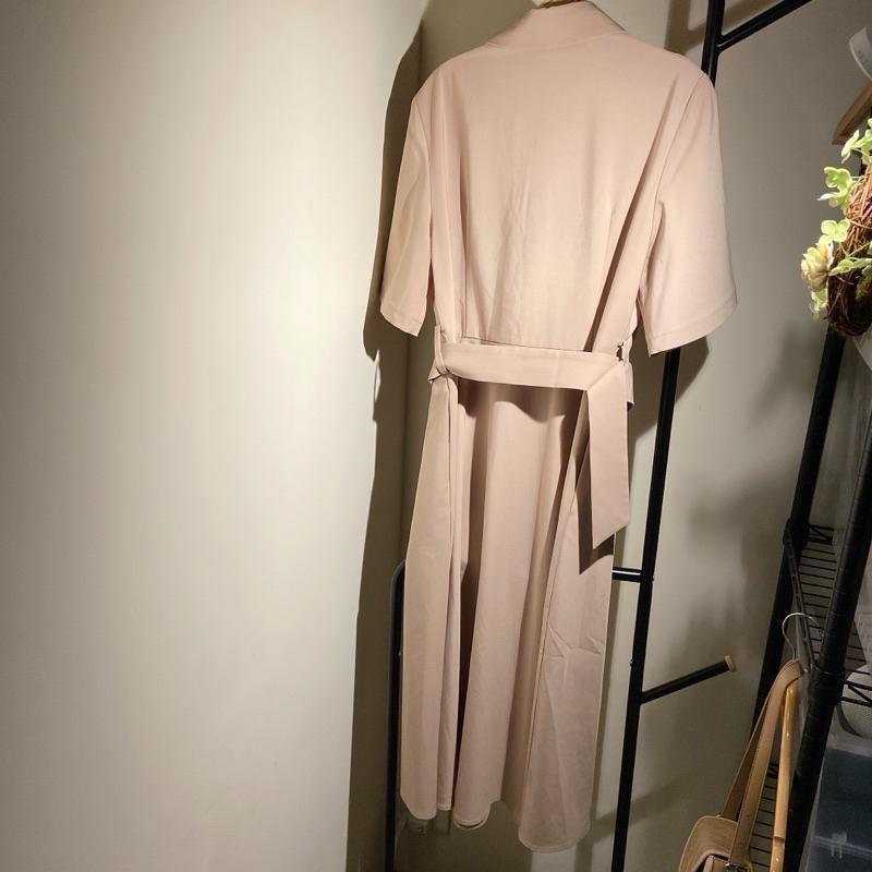 ｜洋裝｜設計師品牌 卡其色質感洋裝 西裝翻領襯衫式連身裙 隱藏排扣腰帶洋裝 短袖休閒-細節圖6