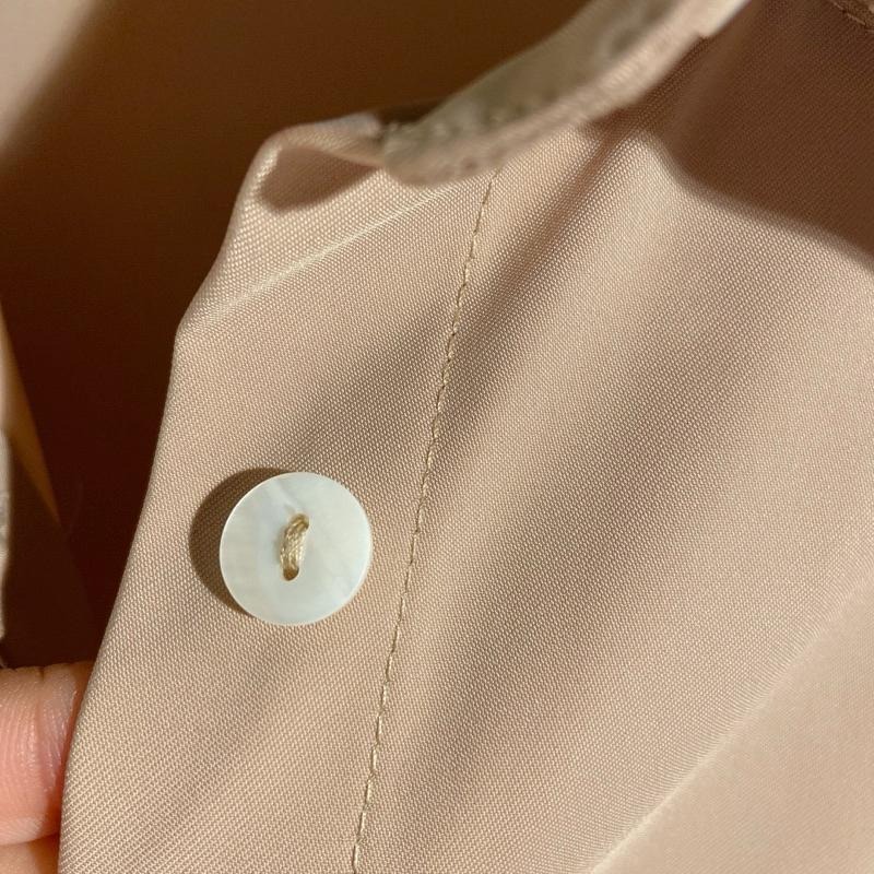 ｜洋裝｜設計師品牌 卡其色質感洋裝 西裝翻領襯衫式連身裙 隱藏排扣腰帶洋裝 短袖休閒-細節圖7