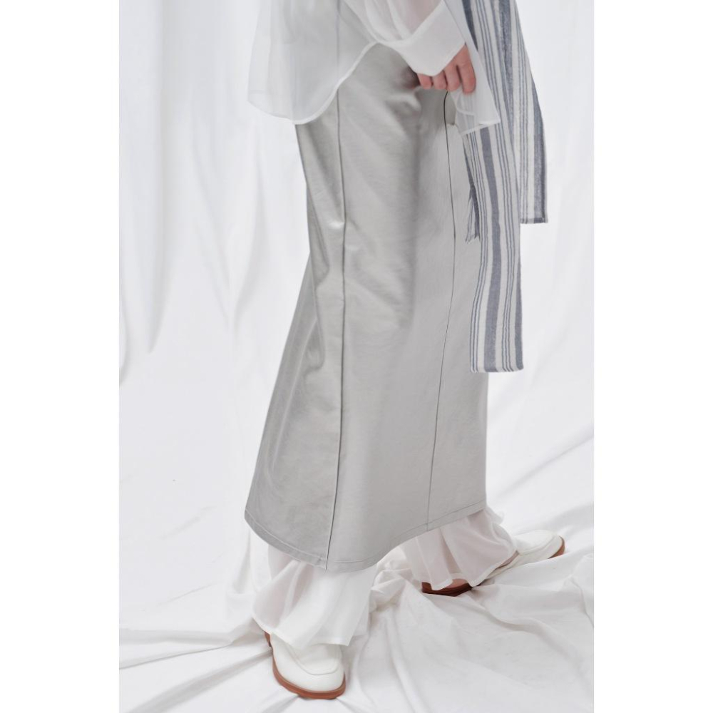 ｜半裙｜獨家 僅一件 日本貴牌 AKTE 銀色皮質長裙 人造皮革工字裙 直筒裙 柔軟 日貨 日牌 全現貨 yae-細節圖2