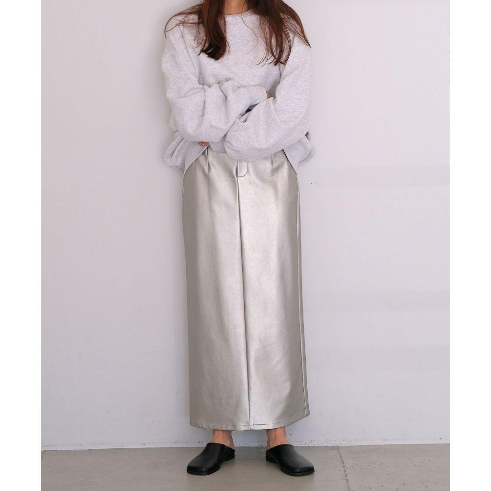 ｜半裙｜獨家 僅一件 日本貴牌 AKTE 銀色皮質長裙 人造皮革工字裙 直筒裙 柔軟 日貨 日牌 全現貨 yae-細節圖3