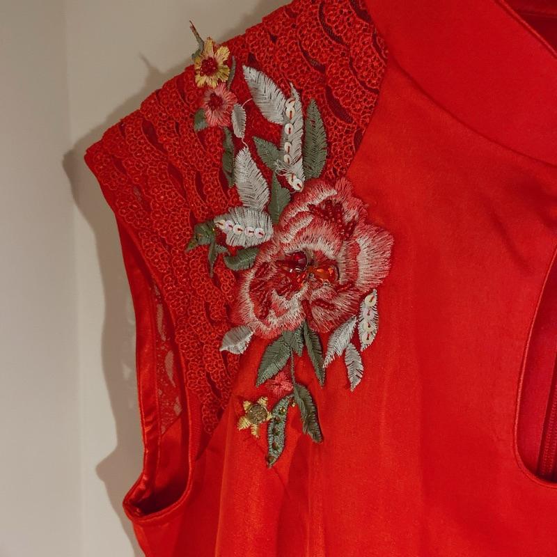 全新 紅色短袖旗袍 重工精緻花朵刺繡層疊蕾絲 亮片鑲寶石 過年喜慶敬酒拜年服 伴娘 長輩皆可穿-細節圖2