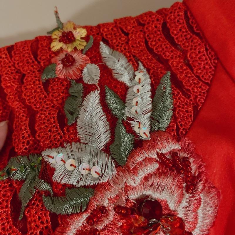 全新 紅色短袖旗袍 重工精緻花朵刺繡層疊蕾絲 亮片鑲寶石 過年喜慶敬酒拜年服 伴娘 長輩皆可穿-細節圖3