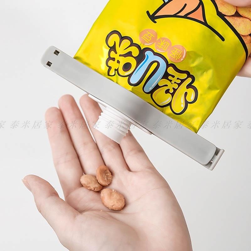 🇹🇼台灣現貨🇹🇼塑膠袋封口夾(出料嘴設計) 利樂包封口夾 塑料袋夾 保鮮夾 防潮夾 塑膠袋 夾子 防潮 保鮮-細節圖4