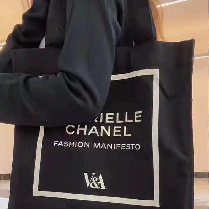 Chanel香奈兒 帆布包肩背包手提包 環保購物袋 VIP限量贈品禮 正品V&A博物館聯名單肩包 簡單高級-細節圖3