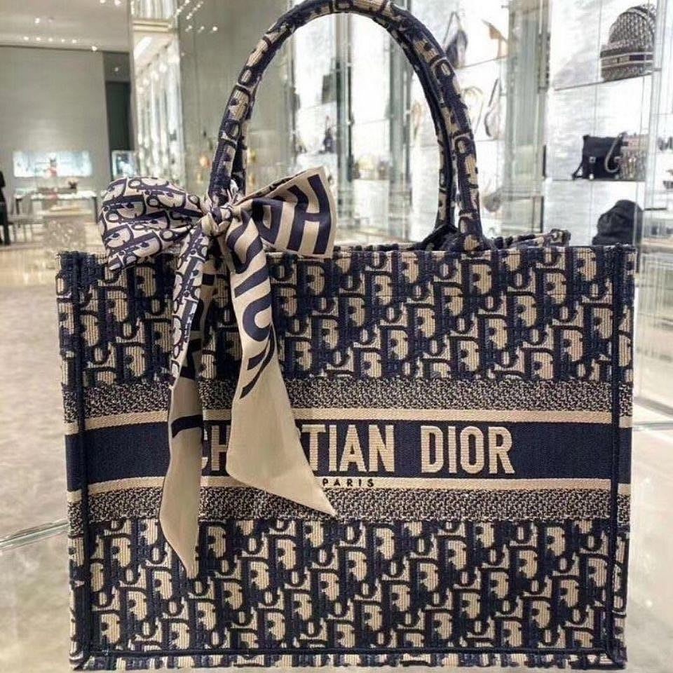 VIP績分禮 Dior CD 經典字母絲巾 領巾 真絲 髮帶 髮束 綁包綁手柄 絲帶 造型 怎麼綁都美 萬能飾品-細節圖5