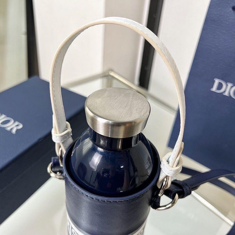 CD Dior VIP積分禮❤️便攜水壺 斜背包 小包 水瓶 迪奧奢華旅遊 日常必備 保溫保冷水壺 隨行杯 隨身瓶-細節圖5