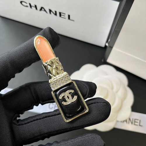 Chanel VIP積分贈品禮 精緻可愛口紅胸針 徽章 禮盒 服裝配飾 一別上什麼衣服都秒變名牌變高級 百搭好氣質❤️