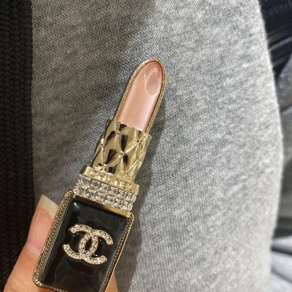 Chanel VIP積分贈品禮 精緻可愛口紅胸針 徽章 禮盒 服裝配飾 一別上什麼衣服都秒變名牌變高級 百搭好氣質❤️-細節圖2