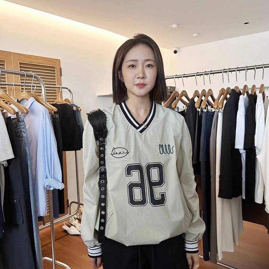 韓國NIEEH 金智妮jennie同款V領長袖薄款棒球T 96號衝鋒衣衛衣 長袖T 大學T 寬松舒服好穿 足球賽車風格-細節圖5