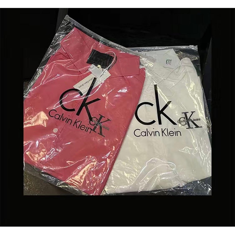 CK百搭完美一款襯衫，氣質✅ 設計感字母LOGO刺繡精棉短袖上衣 休閒正式二用-細節圖6