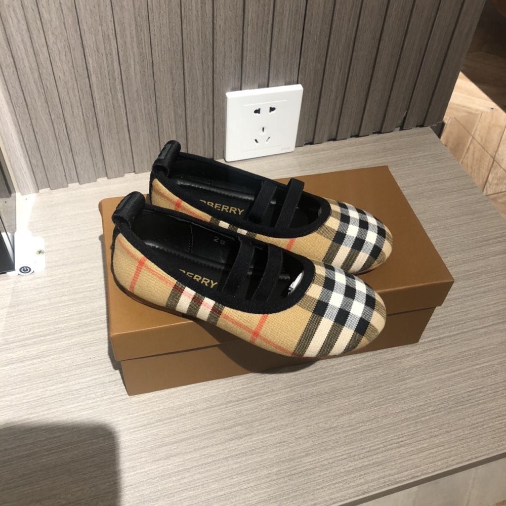 Burberry 女童娃娃鞋 皮鞋 包鞋 休閒正式都好搭經典格紋 好氣質 送人自用兩相宜❤️-細節圖3