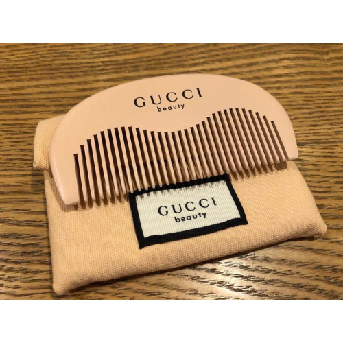 Gucci 美妝櫃台 VIP限量禮品便攜，梳子+收納袋，好可愛小碎花💕送禮自用兩相宜❤️
