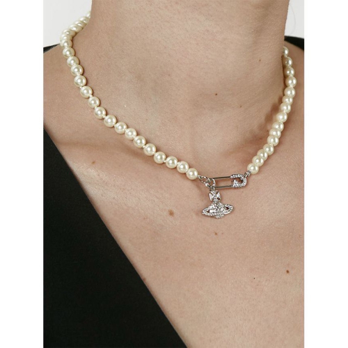 Vivienne Westwood 珍珠項鍊 經典土星鑲鑽別針 施華洛施奇珍珠 高級氣質輕奢 復古鎖骨鏈 美！