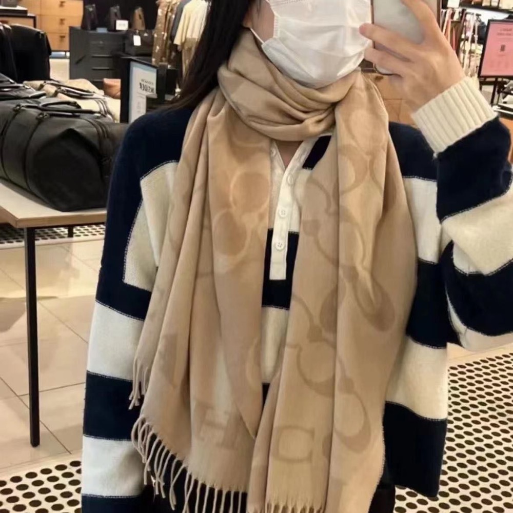Coach 羊毛流蘇圍巾 披肩 男女經典新款字母印花 保暖圍脖 ins美款 超級百搭 二色-細節圖4