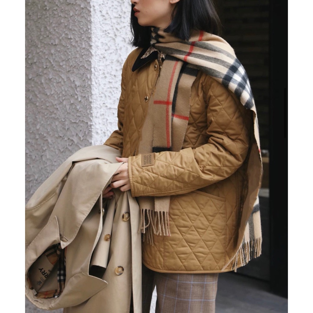 BURBERRY 經典款羊絨圍巾 永恆經典 百搭 共八年 色色值得珍藏 暖心禮❤️  男女同款，送禮自用兩相宜❤️  八色（-細節圖2