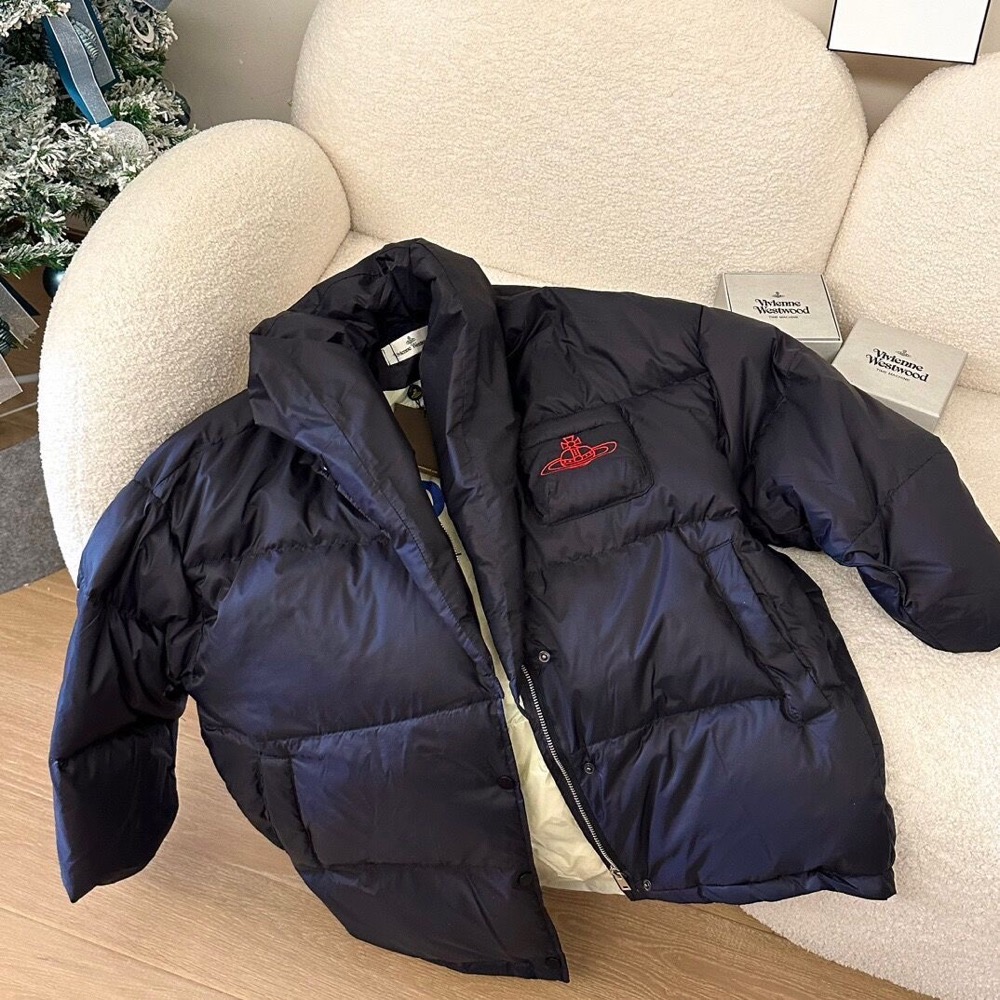 Vivienne Westwood 羽絨外套 圍巾外套最顯臉小 麵包外套 羽絨大衣 新款星球刺繡尖尖領設計寬松羽絨保暖舒-細節圖3