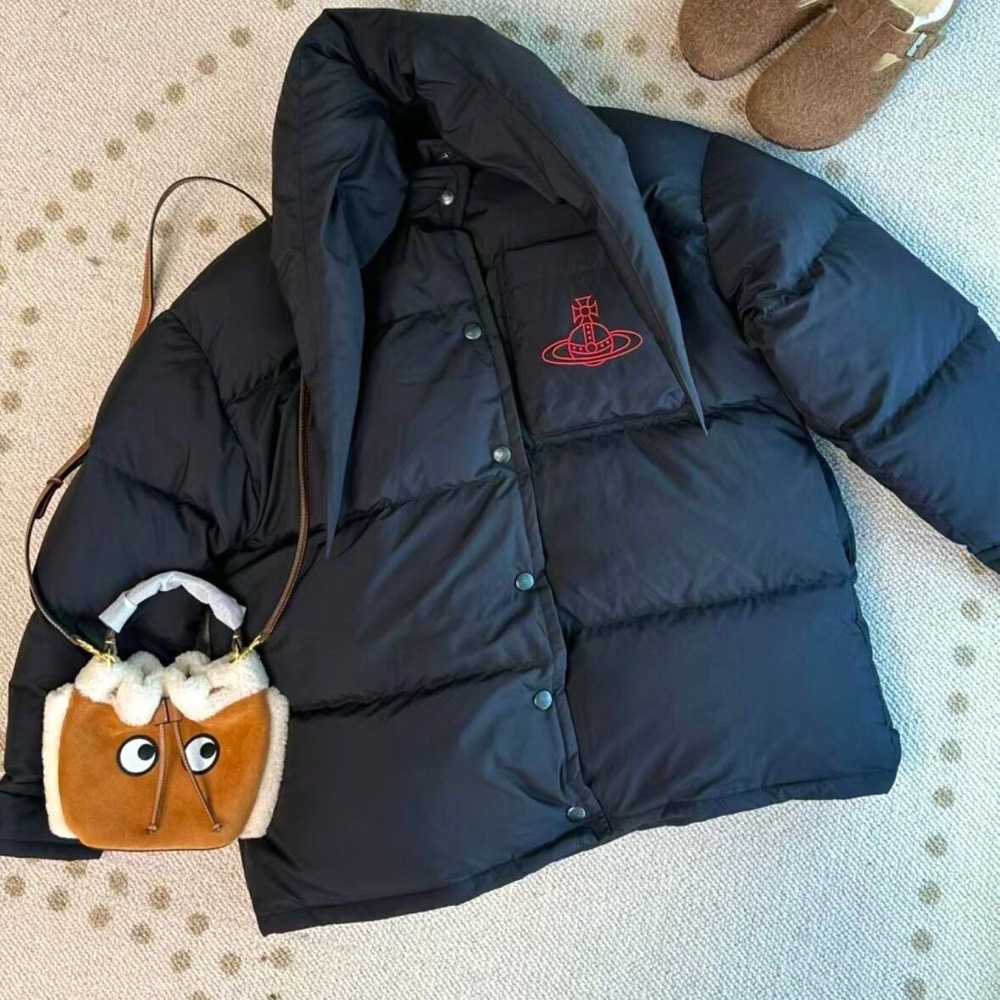 Vivienne Westwood 羽絨外套 圍巾外套最顯臉小 麵包外套 羽絨大衣 新款星球刺繡尖尖領設計寬松羽絨保暖舒-細節圖5