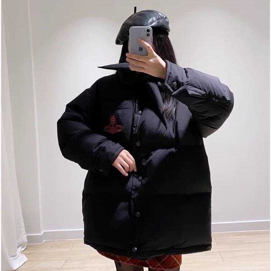 Vivienne Westwood 羽絨外套 圍巾外套最顯臉小 麵包外套 羽絨大衣 新款星球刺繡尖尖領設計寬松羽絨保暖舒-細節圖6